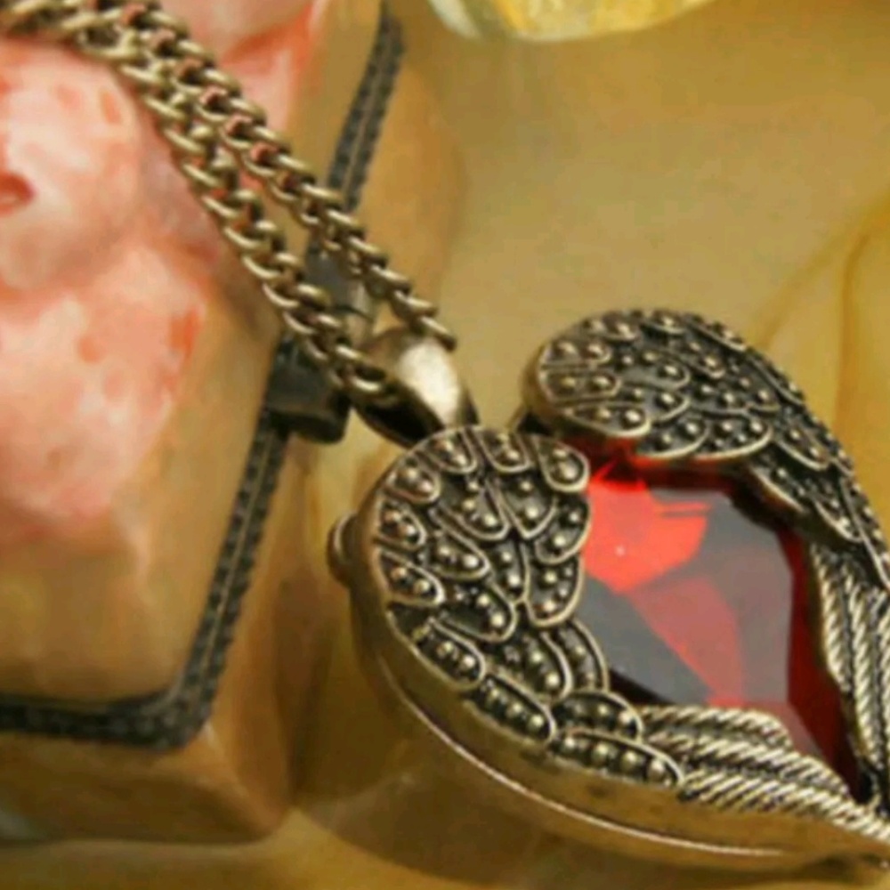 ❤️ Gorgeous Angel Heart Pendant Sweater Necklace